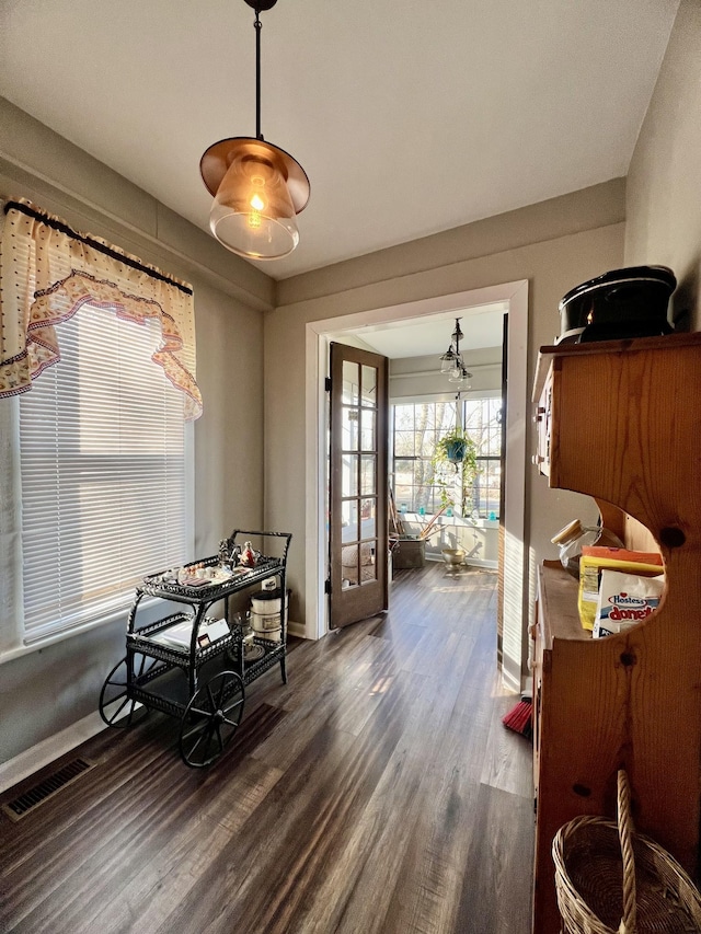 dining room featuring visible vents, dark wood finished floors, and baseboards