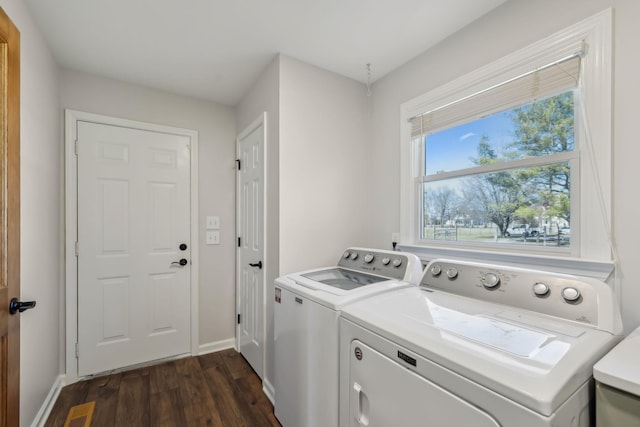 laundry room with dark wood-style floors, visible vents, laundry area, independent washer and dryer, and baseboards