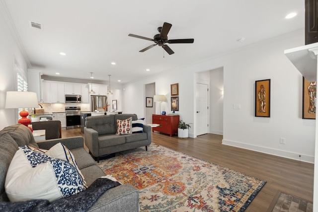 living area with baseboards, visible vents, dark wood-style floors, ceiling fan, and recessed lighting