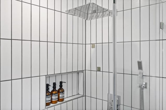 room details featuring a tile shower