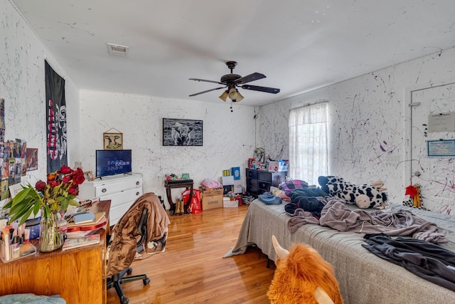 bedroom featuring light wood-type flooring, visible vents, and ceiling fan