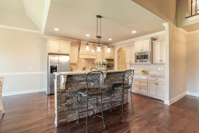 kitchen featuring baseboards, dark wood finished floors, appliances with stainless steel finishes, a breakfast bar area, and crown molding