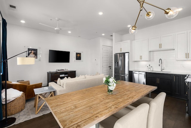 dining room featuring a ceiling fan, visible vents, dark wood-style flooring, and recessed lighting