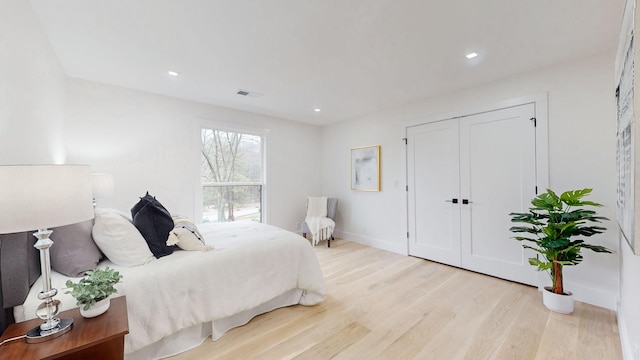 bedroom featuring light wood-type flooring, baseboards, visible vents, and recessed lighting