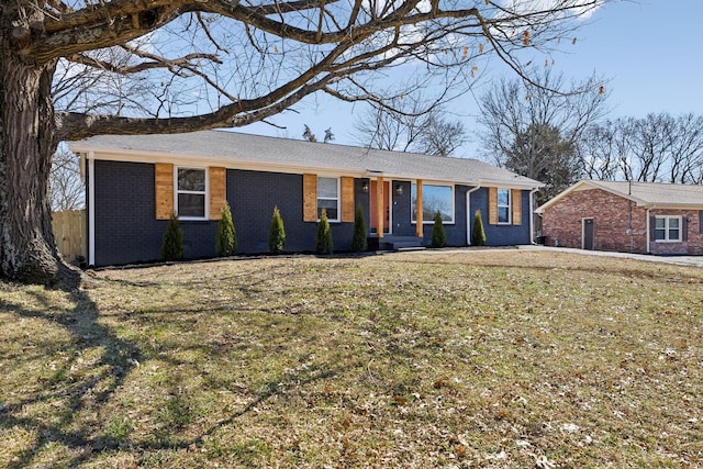 ranch-style house featuring a front lawn and brick siding