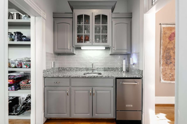 bar with baseboards, a sink, and decorative backsplash