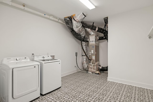 laundry room featuring heating unit, baseboards, and washing machine and clothes dryer