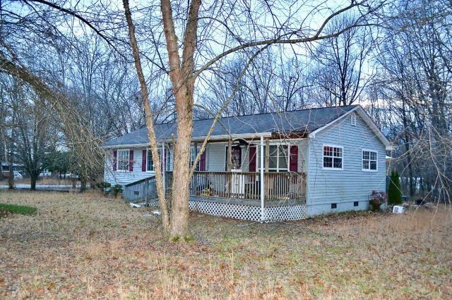 single story home featuring crawl space