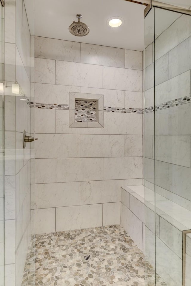 bathroom featuring tiled shower and recessed lighting