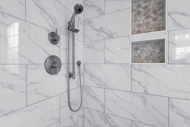 room details featuring tiled shower