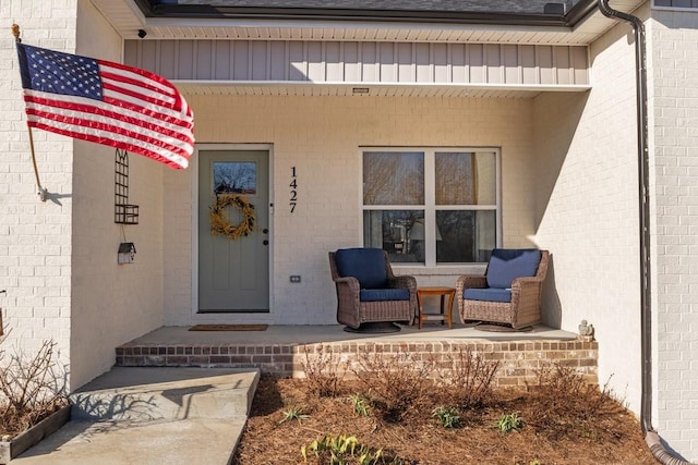 property entrance featuring a porch