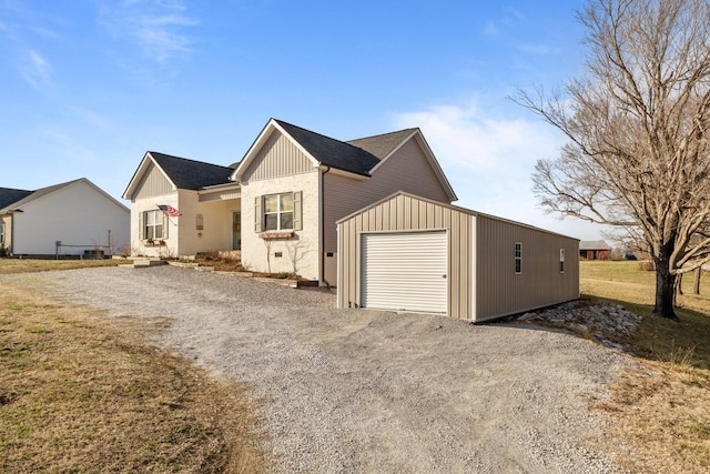 view of front facade with a garage and driveway