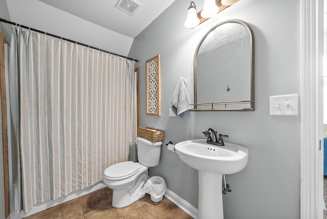 full bath featuring toilet, a sink, visible vents, baseboards, and vaulted ceiling