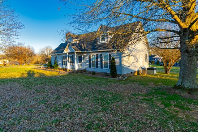 view of front of home featuring crawl space and a front yard