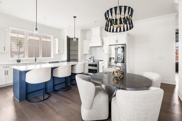 dining space featuring ornamental molding, recessed lighting, dark wood finished floors, and baseboards