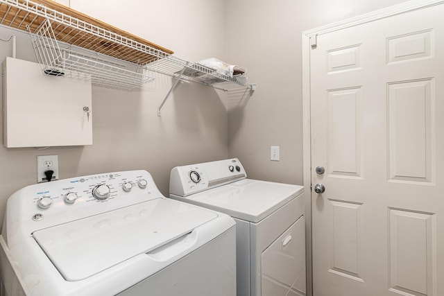 washroom with laundry area and washer and clothes dryer