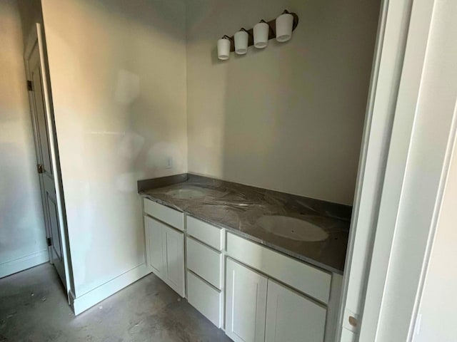 bathroom featuring unfinished concrete floors