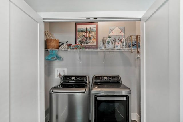 laundry room with laundry area and independent washer and dryer