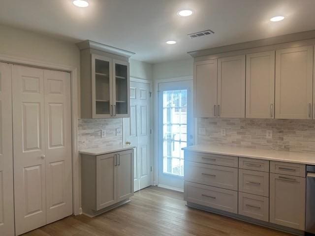 kitchen featuring light countertops, gray cabinets, visible vents, and wood finished floors