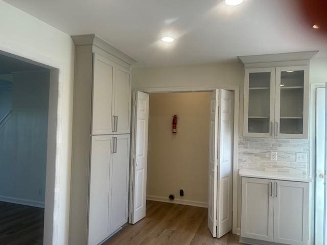 washroom featuring light wood finished floors, baseboards, and recessed lighting