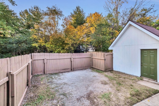 view of yard featuring a fenced backyard and an outbuilding