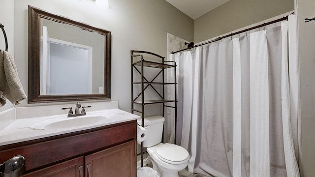 bathroom with toilet, a shower with curtain, and vanity