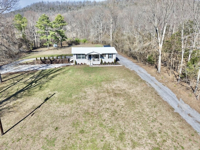 birds eye view of property featuring a forest view