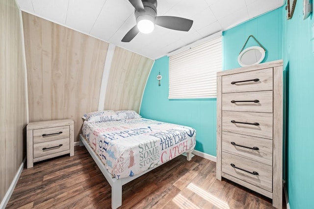 bedroom featuring dark wood-type flooring, a ceiling fan, and baseboards