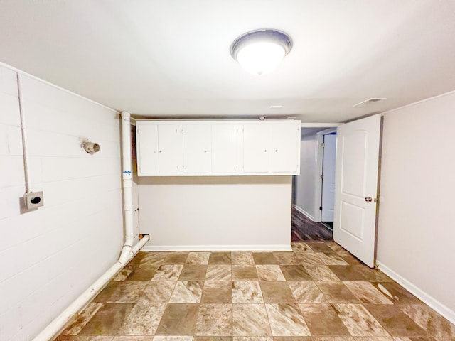 laundry area with visible vents, cabinet space, electric dryer hookup, and baseboards