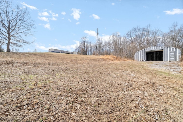 view of yard with an outbuilding