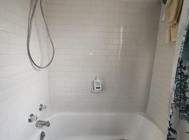 bathroom featuring shower / tub combo