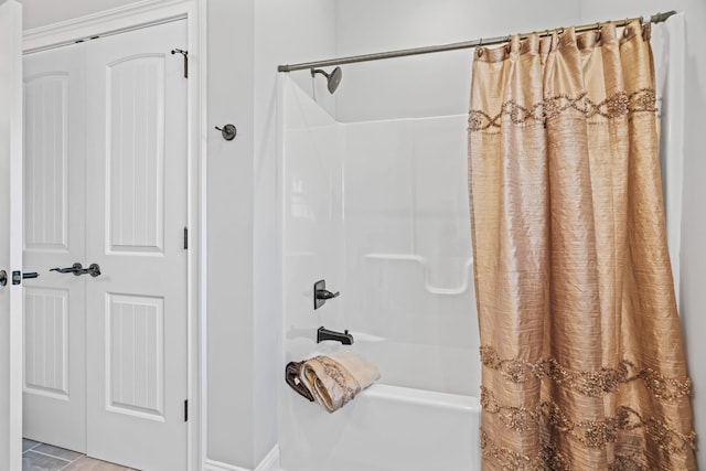 bathroom with shower / bath combo