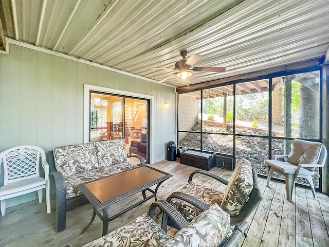 sunroom with ceiling fan