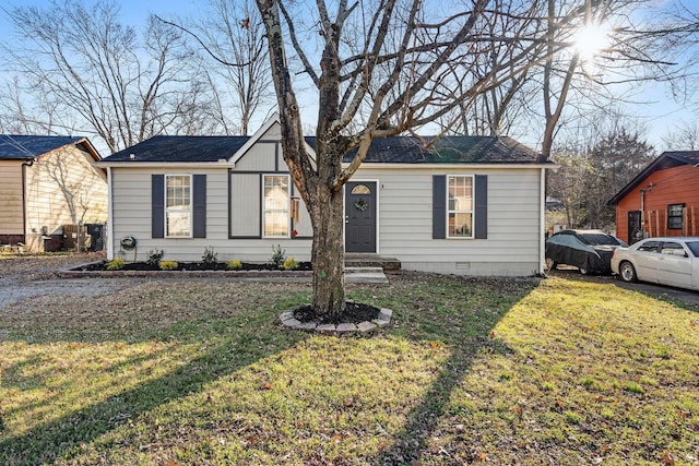 single story home featuring crawl space and a front lawn