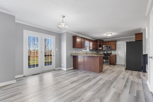 kitchen featuring crown molding, stainless steel appliances, light wood-style flooring, a peninsula, and baseboards