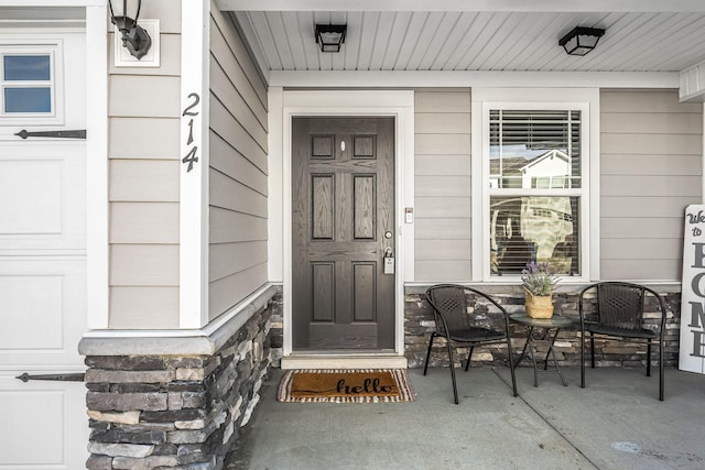 entrance to property featuring outdoor dining space