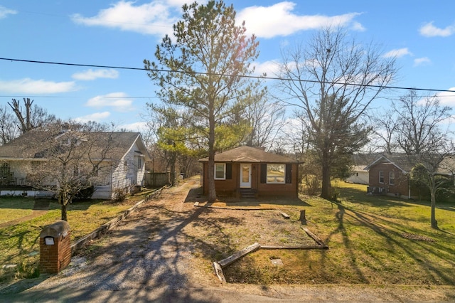 view of front of home featuring a front yard and driveway