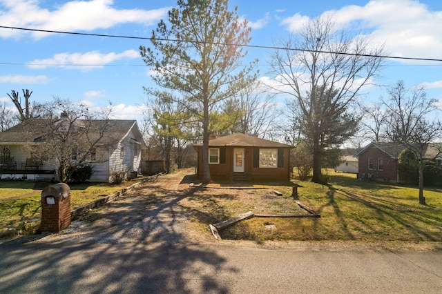 view of front of home featuring driveway and a front yard