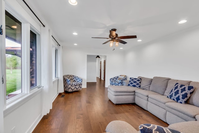 living room featuring dark wood-style floors, baseboards, a ceiling fan, and recessed lighting