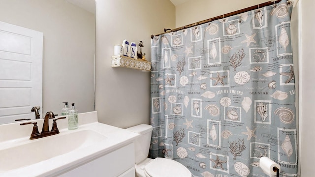 full bath featuring toilet, curtained shower, and vanity