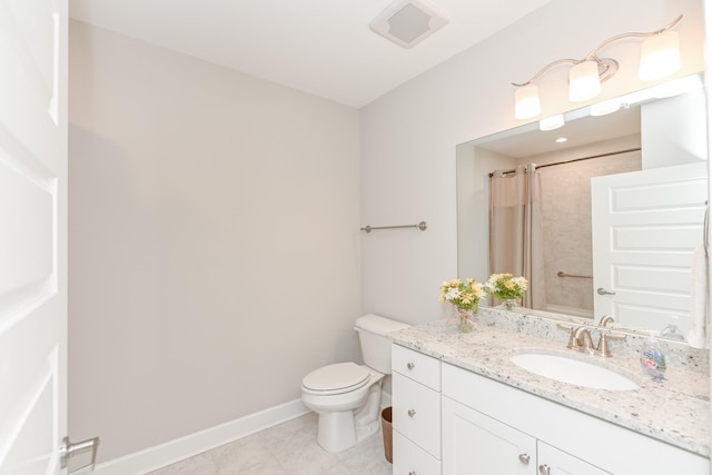 full bath with visible vents, baseboards, toilet, a shower with shower curtain, and vanity