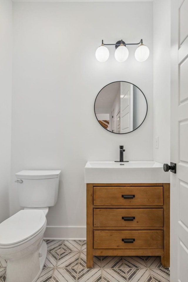 998 Iron Hill Rd, Burns, TN 37029 - bathroom featuring baseboards, vanity, and toilet