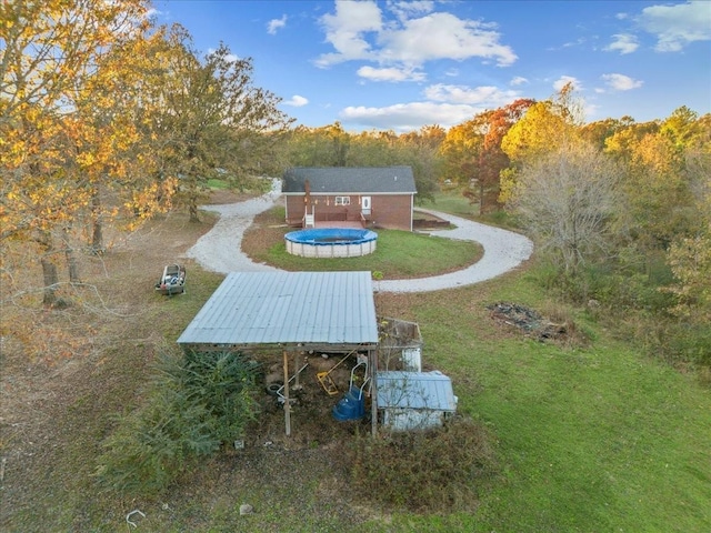 view of yard with driveway