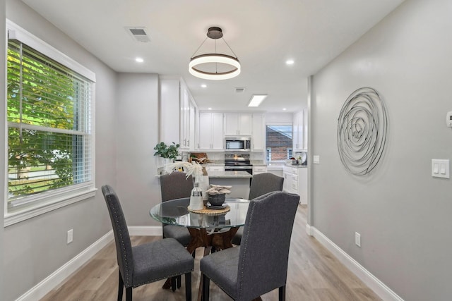 dining space featuring recessed lighting, baseboards, visible vents, and light wood finished floors