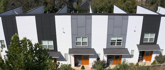 exterior space featuring a shingled roof