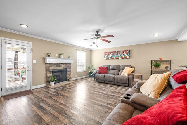 living area featuring ornamental molding, wood finished floors, and baseboards