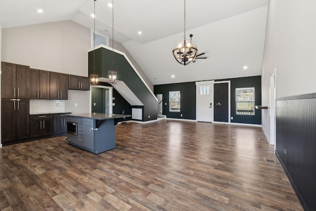 kitchen featuring a center island, dark wood finished floors, visible vents, an inviting chandelier, and open floor plan