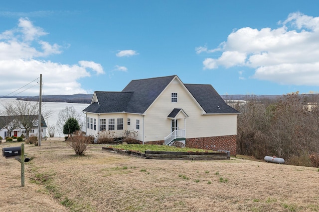 view of front of home featuring a front lawn