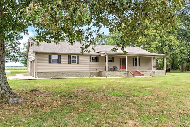 ranch-style house featuring covered porch, a front lawn, and a shingled roof