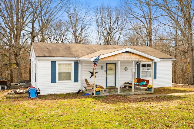 view of front of property with a front yard